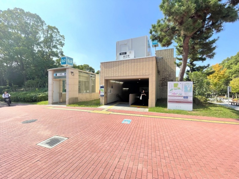 【辰巳駅：徒歩8分】「辰巳」駅を利用すると、「有楽町」駅へは乗り換えなしで約10分と好アクセスで、ターミナル駅の「東京」駅へは約17分、「渋谷」駅、「品川」駅、「新宿」駅、「池袋」駅へは、30分以内で移動が可能で、都心へのアクセスも良好です。「辰巳」駅前には、マンモス団地の「都営辰巳一丁目団地」が広がり、現在建て替えが進められ、駅周辺も再開発予定となっており、駅周辺は近年進化していきます。また緑豊かでお散歩やピクニックができる広大な敷地の公園が近くにあります。「辰巳の森緑道公園」は、春には桜並木が綺麗でお花見もでき、ウォーキングやサイクリングも愉しめます。「辰巳の森海浜公園」は、様々なスポーツができる施設や東京オリンピックの会場としても使用された大きなプールがあり、バーベキュー施設もあります。駅前にはコンビニ、少し足を延ばすと「イオン東雲」や「東武ストア」があり、日常のお買い物に便利です。（ららぽーと豊洲も徒歩圏内です。）