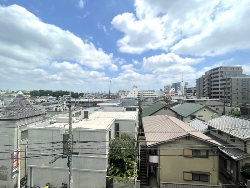 【住戸からの眺望】眼下は低層の建物が多く、遠くまで抜けた開放感のある爽快な眺望です。空も広く仰げます。