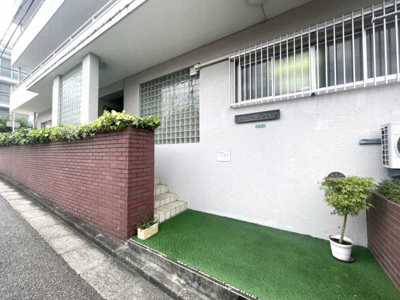 【エントランス】前面道路より奥まった所に位置する、プライバシー性の高いエントランスです。