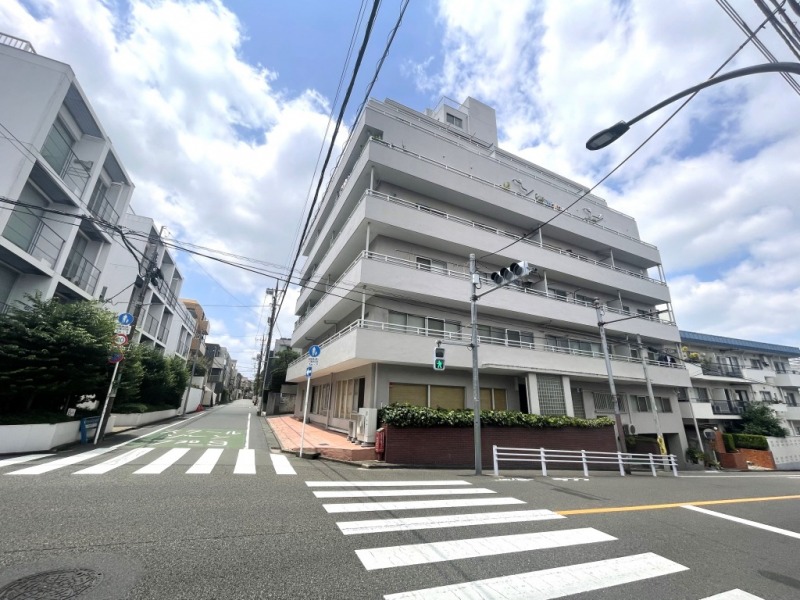 【外観】目黒通りより1本入った所に位置する、爽やかなホワイトの外観です。角地に立地し、採光に恵まれています。1967年11月築、地上7階建、総戸数39戸のヴィンテージマンションです。スーパー・コンビニが徒歩5分圏内で日常のお買い物もしやすく、区立小学校は徒歩2分の位置にあり通いやすく、子育てファミリーにもおすすめの物件です。バス停「中根町交番前」が至近で、「渋谷」駅・「三軒茶屋」駅・「駒澤大学」駅などにも行き来しやすくなっています。
