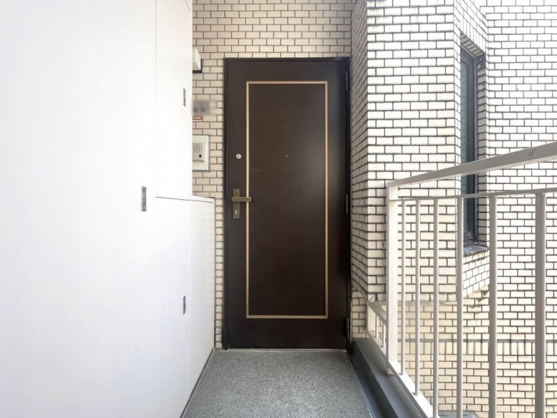 【共用部玄関】角住戸につき、玄関前を住人が行き交うことも少なく、プライバシーも確保されやすくなっています。
