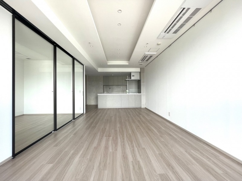 【LDK:約19.6帖】リビングとダイニングを分けて利用でき、家具のレイアウトもしやすい間取りです。大きなソファや大型テレビを置いてもゆとりがある広さです。