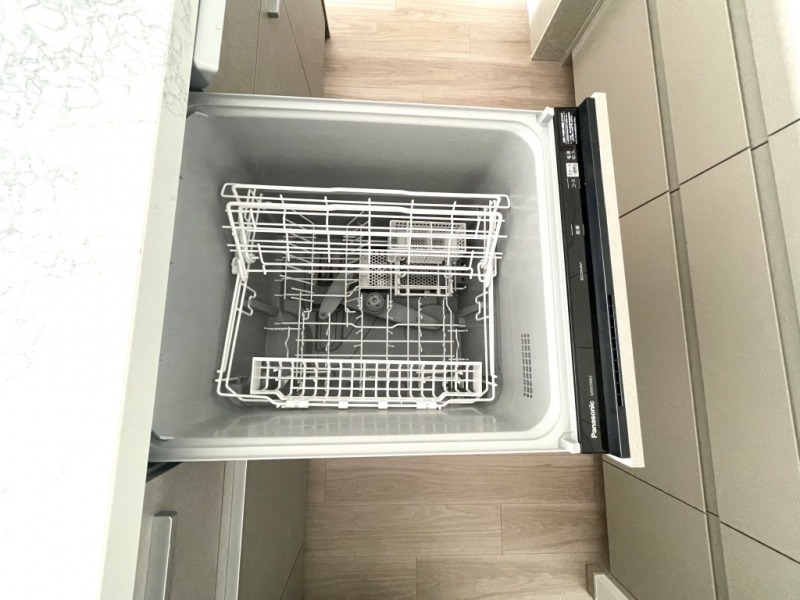 【キッチン:食洗機】ビルトイン食器洗浄乾燥機が付いているので、調理スペースも広く取れて節水効果もあり、家事の負担軽減も期待できます。また上面部に操作ボタンが設置されているタイプで、ラクな姿勢で操作ができます。