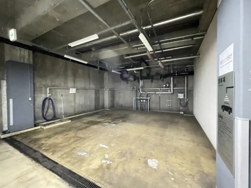 【洗車場】敷地内に洗車場があり、ちょっとした汚れでも気軽に洗車ができ、いつでも愛車を綺麗に保てます。