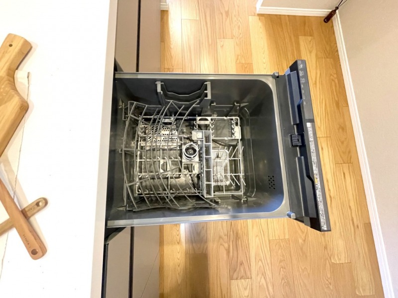 【キッチン：食洗機】ビルトイン食器洗浄乾燥機が付いているので、調理スペースも広く取れて節水効果もあり、家事の負担軽減も期待できます。また上面部に操作ボタンが設置されているタイプで、ラクな姿勢で操作ができます。