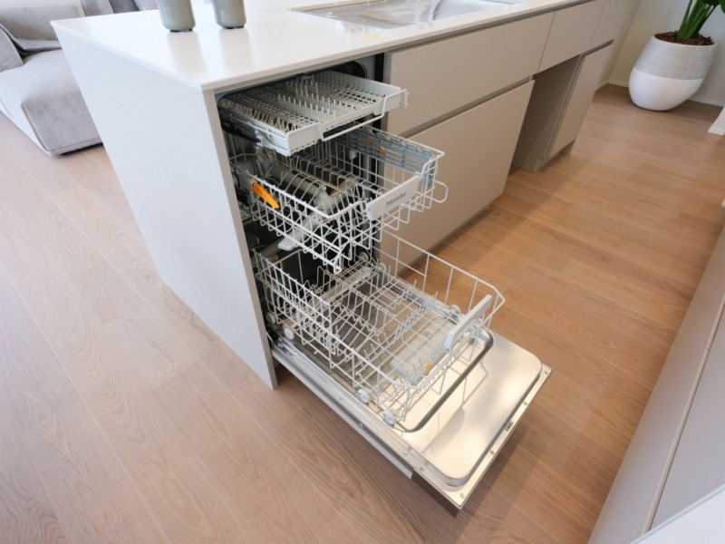 【キッチン：食洗機】ドイツの家電プレミアムブランド、ミーレのビルトイン食洗機が設置されています。デザイン性は去ることながら、フロントオープンタイプでたっぷりの容量もあり、汚れを自動的に判断して温度などを調整するプログラムがあるため洗浄力も優れていて、静穏性も抜群です。ビルトインの食器洗浄乾燥機なので、調理スペースも広く取れて節水効果もあり、家事の負担軽減も期待できます。