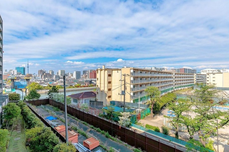 【住戸からの眺望】東側には公園もあり、周辺には高層の建物がないので、こちらも開放感のある眺望です。「東京スカイツリー」も奥に望めます。