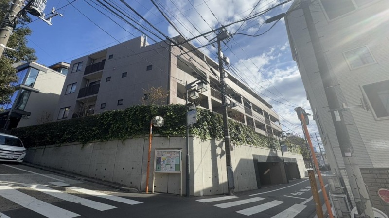【外観】閑静な住宅街の高台に佇む、グレーとブラウン系タイル張りの重厚感のある外観です。2000年9月築、フジタ施工、大京・かろりーな旧分譲の地上5階建、総戸数20戸のレジデンスです。春には桜が咲く「参宮橋公園」は至近、「参宮橋」駅の向こう側は「代々木公園」・「明治神宮」が位置し、緑が豊かで、都心に居ながら四季折々の自然を感じられる住環境です。駅近でスーパー・コンビニ・ドラッグストア徒歩3分圏内なので、日常のお買い物もしやすいです。
