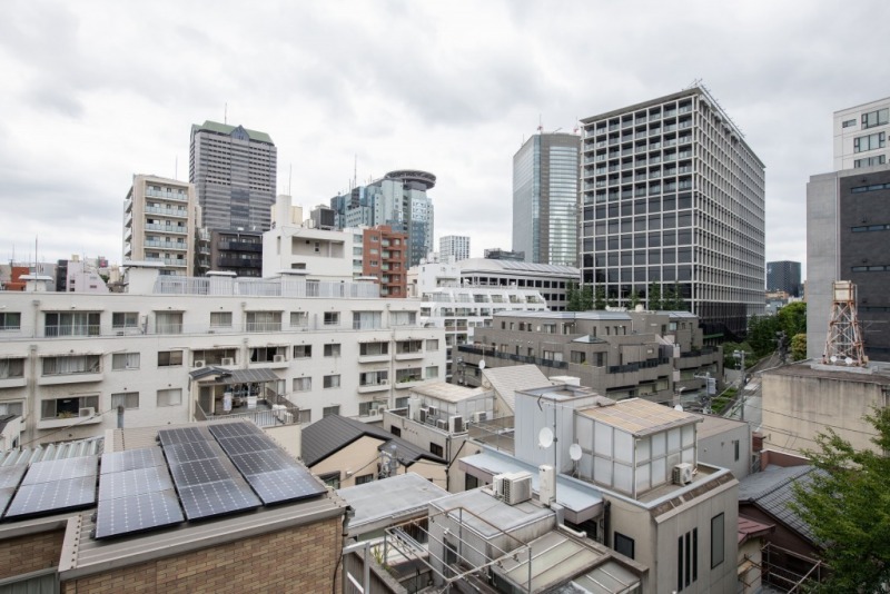 【住戸からの眺望】眼下は低層の建物が多く、都心ながら開放感もあり、広い空も仰げる眺望です。奥には「TBS放送センター」と「赤坂Bizタワー」が姿を覗かせています。
