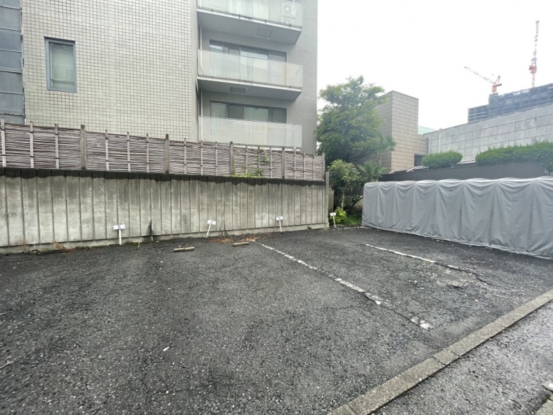 【駐車場】所有権付き駐車場があります。乗り降りや入出庫しやすい敷地内の平置き駐車場です。ハイルーフ車もゆとりを持って駐車する事ができます。