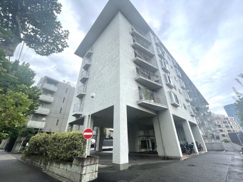 【外観】高輪2丁目の二本榎通り沿いに佇む、ホワイトの吹き付け外装で、バルコニーの形が特徴的な外観です。1970年11月築、竹中工務店施工、第一ホテル不動産旧分譲の地上8階建塔屋2階、総戸数40戸のヴィンテージマンションです。周辺は大使館や皇族邸が所在する由緒あるエリアに立地します。スーパー・コンビニ徒歩5分圏内で生活利便性も高く、区立小・中学校徒歩8分圏内で通学しやすく、子育てファミリーにもおすすめです。