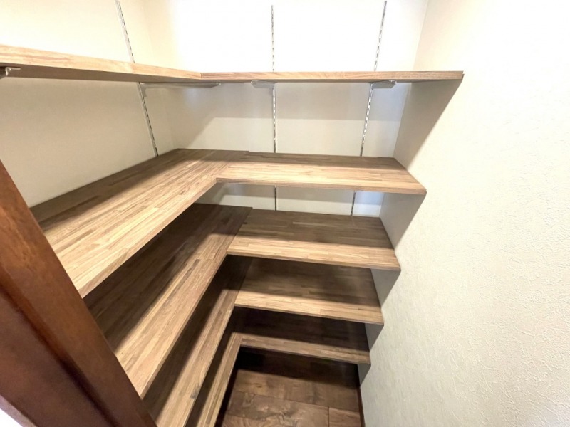 【納戸】廊下には納戸があり、可動式の棚が設置され、収納する物に合わせ高さも調節できるので、たっぷり収納できます。防災グッズ、日々使用するお掃除用品、日用雑貨や消耗品のストックなどが収納でき、毎日行き来する廊下にあるので出し入れしやすく便利です。