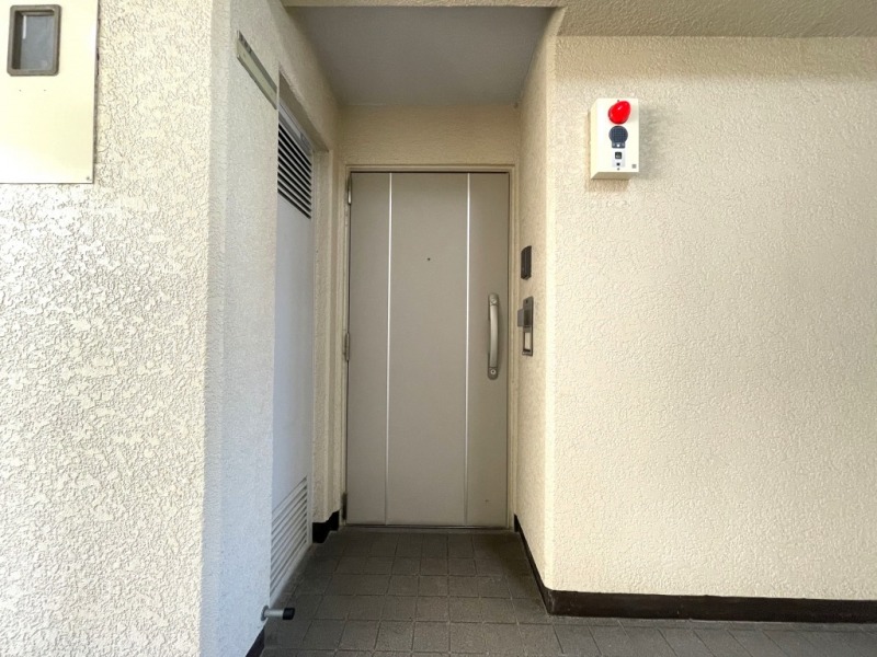 【共用部玄関】玄関前にはアルコーブがあり、玄関ドアまでのワンクッションを置くことで、外部からの視線を遮ることができ、防犯性を高めプライバシーを守ります。