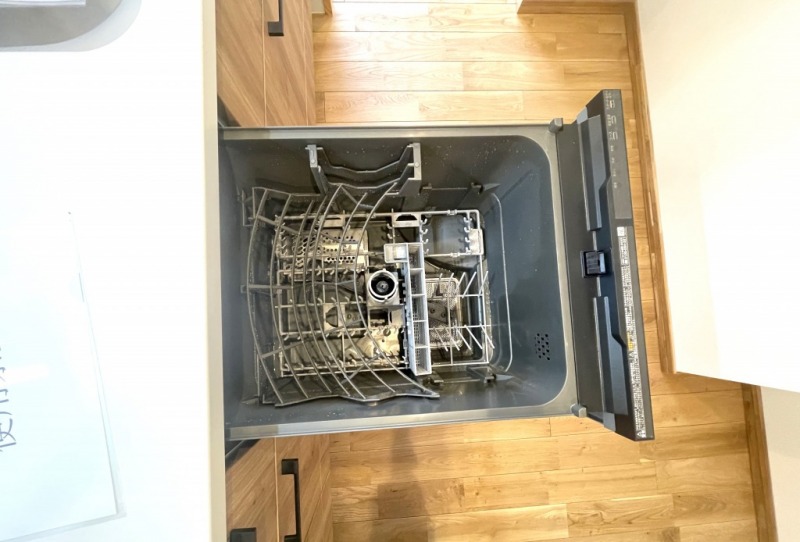 【キッチン：食洗機】ビルトイン食器洗浄乾燥機が付いているので、調理スペースも広く取れて節水効果もあり、家事の負担軽減も期待できます。また上面部に操作ボタンが設置されているタイプで、ラクな姿勢で操作ができます。