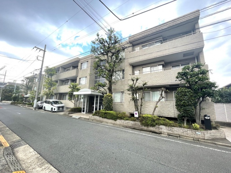 【外観】閑静な住宅街に佇む、ベージュタイル張りの重厚感のある低層レジデンスです。1988年4月築、住友不動産旧分譲の地下1階地上3階建、総戸数15戸のヴィンテージマンションです。周辺には日常の買い物に便利なスーパーやコンビニがあり、自由が丘の人気スポット「ラ・ヴィータ」やドラッグストアも徒歩圏内。街を歩けば、洗練されたカフェやベーカリー、スイーツショップ、セレクトショップが軒を連ね、四季折々の花が彩る街路樹の下で、ゆったりとした時間を楽しめます。華やぎと落ち着きが共存する贅沢な暮らしを叶えます。教育環境も整っており、「区立緑ヶ丘小学校」や「区立みどりがおかこども園」が徒歩2分と、通学・送迎の負担も軽減されます。緑豊かな「中根公園」や「区立緑が丘児童館」など、子育て世帯にも嬉しい施設が充実しています。
