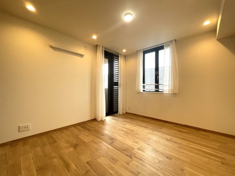 【洋室1：約7.5帖】朝の陽光が爽やかな東向きの窓のある洋室です。ウォークインクローゼットを備え、大型ベッドが置ける広さで、主寝室におすすめです。