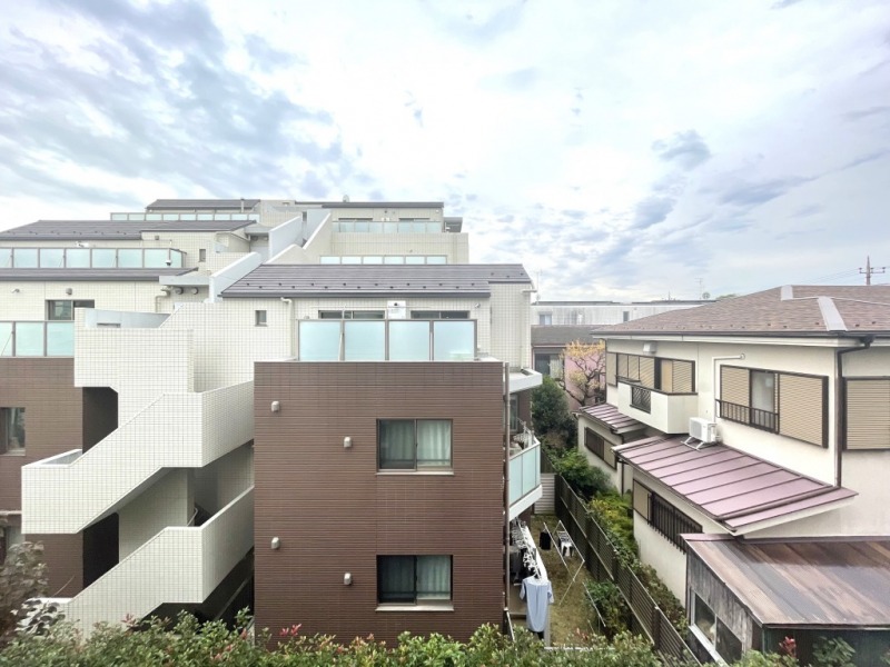 【住戸からの眺望】周辺は低層の建物が多く、前面の建物までも距離が保たれており、採光も注ぎ、広い空も仰げる眺望です。