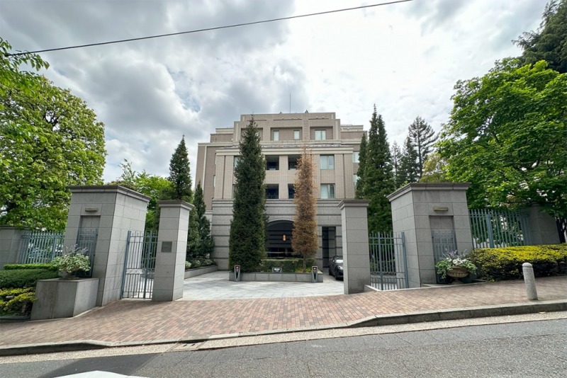 【外観】外苑西通りより西に牛坂を少し上った閑静な高級邸宅街に佇む、重厚で品格漂うヨーロピアンテイストな外観です。2000年2月築、三井建設施工、三井不動産旧分譲の地下1階付8階建、総戸数92戸、三井不動産ブランドの「パークマンション」シリーズのプレミアムレジデンスです。「西麻布」アドレスに位置し、周辺には大使館や名門校、高級料亭やレストランなどが点在し、治安も良く上品で落ち着いた街並みです。広尾・六本木・麻布十番などの人気エリアも行き来しやすく、利便性も高い立地です。また徒歩圏内には「有栖川宮記念公園」があり、都心に居ながら、四季折々の豊かな自然を感じられる住環境です。