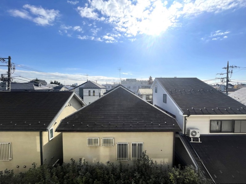 【住戸からの眺望】周辺は、低層の建物が多く、広く空を仰げる爽快な眺望です。