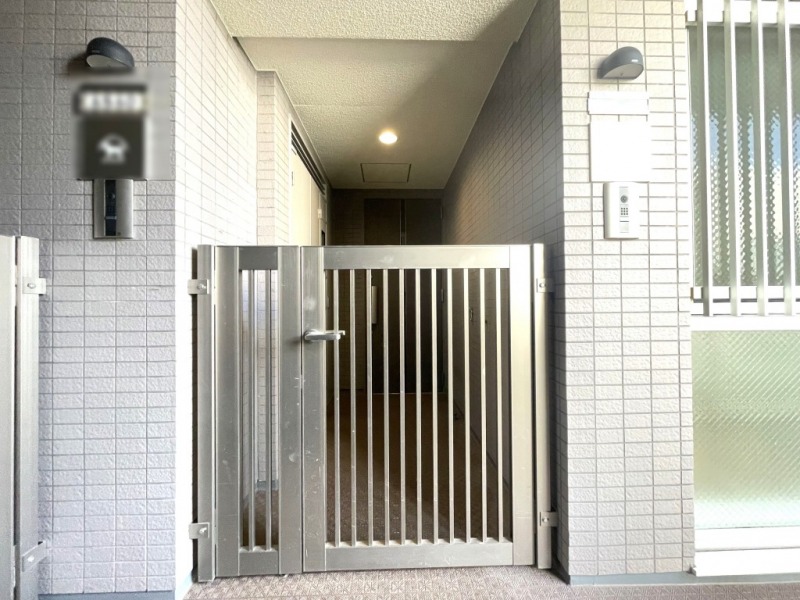 【共用部玄関】玄関ポーチが設けられています。門扉もあり、玄関ドアまでワンクッション置くことによって、プライバシーを守ることができるだけでなく、玄関ドア前を他の住人などが通行することもないので、独立性や防犯性が高まります。