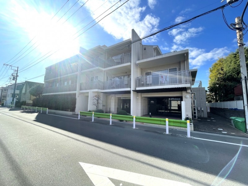 【外観】閑静な住宅街のグリーンに馴染む、ホワイトとベージュ配色のタイル張りの外観です。2003年2月築、奥村組施工、新日本建設旧分譲、地下1階地上3階建、総戸数25戸の低層レジデンスです。「人とイヌ・ネコなどの動物が心地よく暮らせる」動物共生型マンションを掲げ、大型犬も飼育可能で、共用部には動物が口にしても安心なハーブの庭「ハーブガーデン」、動物の同伴を知らせる機能付きエレベーター、温水も利用できる足洗い場やお手入れができる「グルーミングルーム」などがあり、随所にペットへの配慮がなされており、ペットと快適に暮らせる環境が整っています。周辺にはペットとのお散歩にもぴったりな「四宮森公園」や「井草森公園」などの緑豊かな公園が点在しています。スーパーやコンビニ・ドラッグストアなども徒歩10分圏内に点在しお買い物もしやすく、「区立四宮小学校」は徒歩4分、「区立井草中学校」は徒歩10分と通学もしやすく、子育てファミリーにもおすすめの住環境です。
