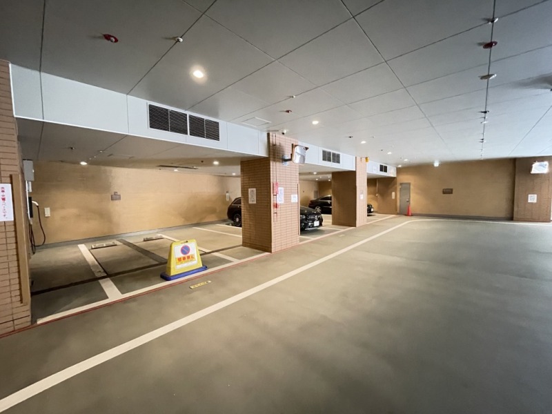 【駐車場】平置き駐車場で入出庫しやすく、屋内で雨天時も濡れずに乗り降りでき、天候による汚れや日焼けなどからも大切なお車を守ります。