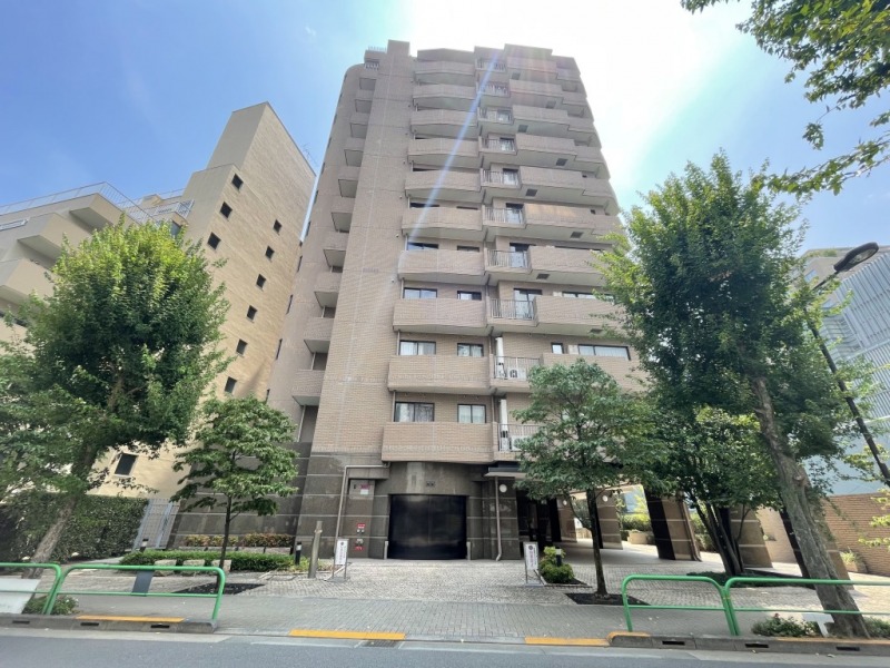 【外観】「番町学園通り」沿いに悠然と佇む、ブラウンタイル張りの重厚感のある外観です。2001年12月築、大成建設/飛鳥建設施工、地下2階13階建、総戸数35戸のレジデンスです。教育環境も整っており、区立幼稚園や区立小学校が徒歩1、2分と至近で、周辺には名門校も多くあり通学しやすく、子育て世帯にも安心の立地です。また周辺には、「東郷元帥記念公園」や「千鳥ヶ淵公園」など、四季を感じられる緑豊かなスポットが点在。春には「千鳥ヶ淵」の桜が美しく、散策やリフレッシュに最適です。暮らしの利便性と都心の落ち着きを兼ね備えた住環境です。