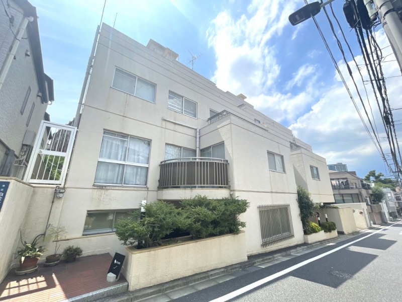 【外観】目黒通りより1本入った閑静な住宅街に佇む、クリーム色の外装にアールの効いたバルコニーがアクセントとなった重厚感のある外観です。1977年11月築、大成建設施工、ニッセイ通商旧分譲の地上5階建、総戸数31戸、新耐震基準適合のヴィンテージマンションです。コンビニ・スーパー・ドラッグストアも近く、日常のお買い物もしやすい住環境です。「国立科学博物館附属自然教育園」も近く、お散歩しながら季節折々の自然が感じられます。