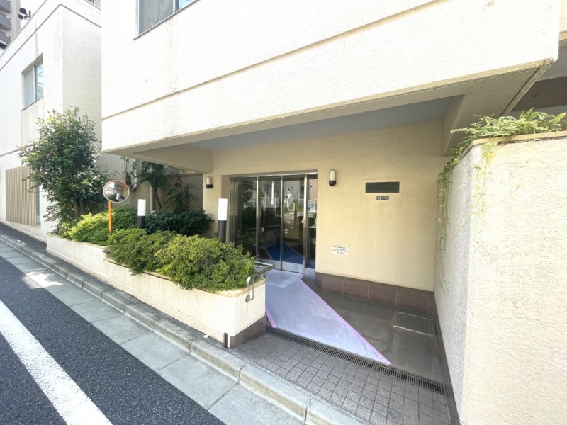 【エントランス】前面道路より奥まった所に位置する、プライバシー性の高いエントランスです。