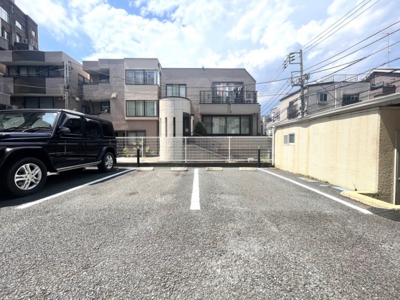 【駐車場】乗り降りや入出庫しやすい敷地内の平置き駐車場です。ハイルーフ車もゆとりを持って駐車する事ができます。
