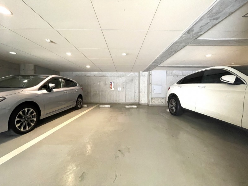 【駐車場】平置き駐車場で入出庫しやすく、屋内で雨天時も濡れずに乗り降りでき、天候による汚れや日焼けなどからも大切なお車を守ります。