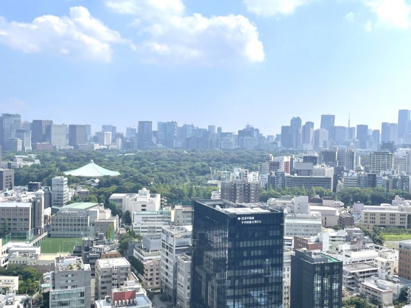 【住戸からの眺望】「靖国神社」や「皇居」の緑を一望できます。都会的な風景の中にも緑と広い空が融合した爽快な眺望です。