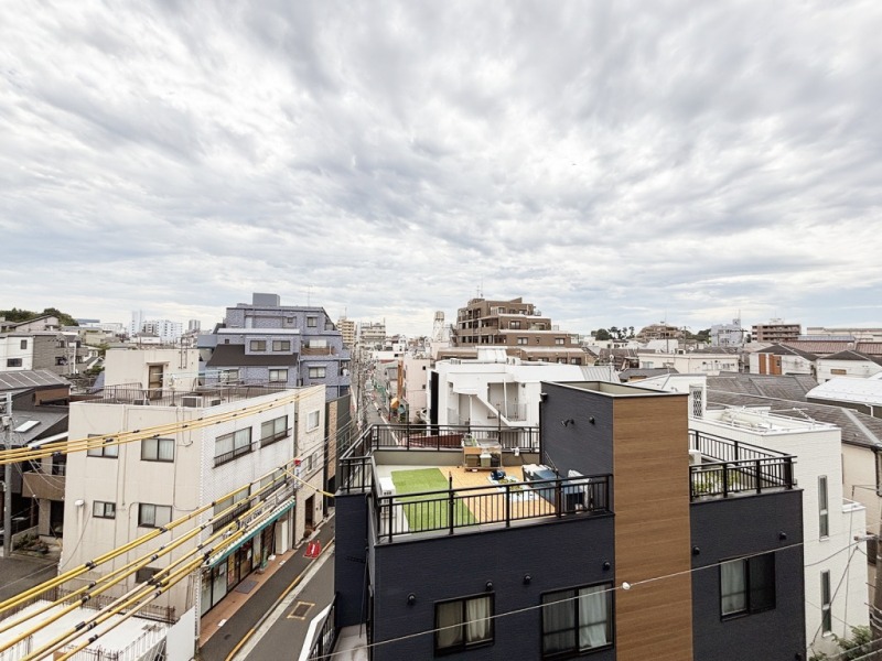 【住戸からの眺望】周辺は低層の建物が多く、広い空も仰げる開放感のある眺望です。