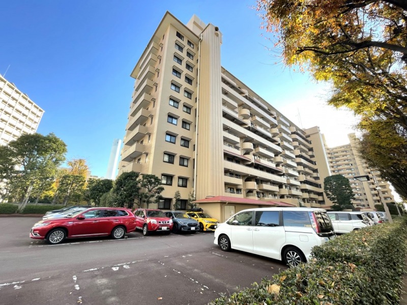 【外観】多摩川の潤いを身近に感じる緑豊かな住宅街に立地。緑豊かな広い敷地に建つライトブラウンのアースカラーの外観です。1982年4月築、竹中工務店施工、住友商事旧分譲の地上14階建、総戸数272戸の大規模マンションです。また乗り降りや入出庫しやすい敷地内の平置き駐車場です。ハイルーフ車もゆとりを持って駐車する事ができます。静けさと利便性が両立した環境で、穏やかな暮らしを叶えます。多摩川の河川敷まですぐそこで、季節の風を感じながら、お散歩やジョギングが愉しめます。休日には多摩川の河川敷でスポーツやレジャーを楽しむことができ、自然とのふれあいも身近です。暮らしを支える買い物施設が充実し、商店街や大型スーパーも利用できる便利な立地。近隣には小学校や保育施設も整い、安心して子育てできる環境。都市の利便性と自然の潤いを兼ね備えたロケーションが魅力です。