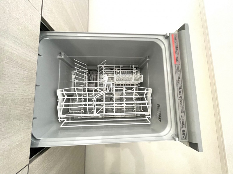 【キッチン：食洗機】ビルトイン食器洗浄乾燥機付きで節水効果もあり、家事の負担軽減も期待できます。
