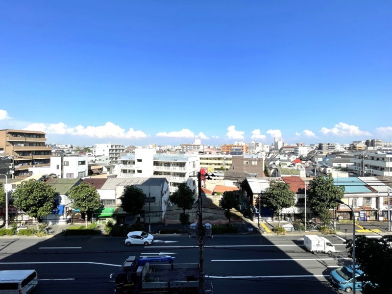 【住戸からの眺望】眼前には高層の建物もなく、開放感のあるパノラマビューで、空も広く仰げる爽快な眺望です。