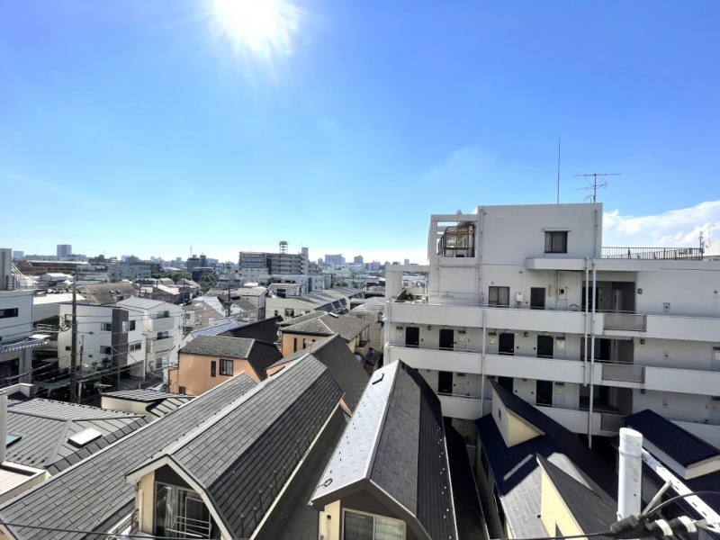 【住戸からの眺望】こちら側も開放感のある眺望で、広い空も仰げ、心地よい風を感じながら、リフレッシュできそうです。