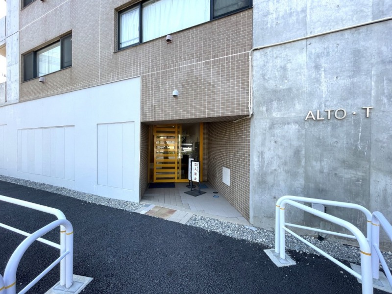 【エントランス】モダンで開放感のあるエントランス空間。前面道路より奥まった所に位置する、プライバシー性の高いエントランスです。エントランスにはオートロックを備え、セキュリティー面に配慮されており、不審者や不要なセールスを防ぎます。