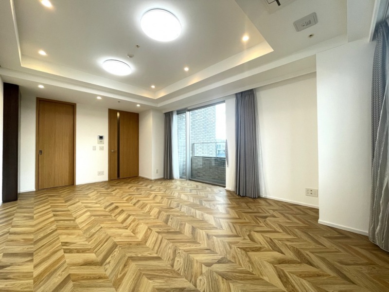 【LD:約14.5帖】ホワイトを基調とした内装に、木目の美しい建具やヘリンボーンフローリングで、木のぬくもりを感じるナチュラルモダンな雰囲気のリビングダイニングとなっています。床暖房が敷設され、冬は身体の芯から温まり快適にお過ごし頂けます。