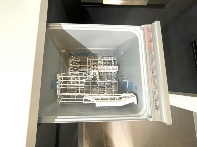 【キッチン:食洗機】ビルトイン食器洗浄乾燥機が付いているので、調理スペースも広く取れて節水効果もあり、家事の負担軽減も期待できます。