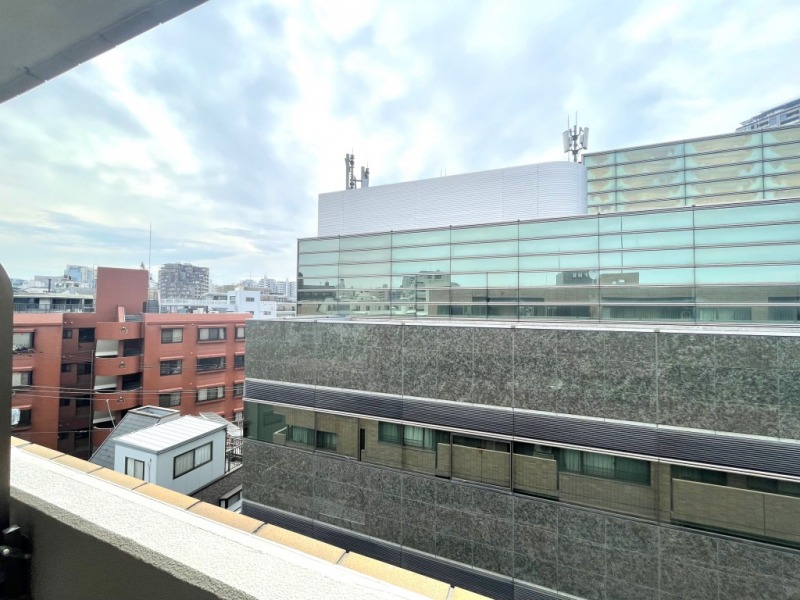 【住戸からの眺望】眼下は道路なので、前面の建物まで距離が保たれ、空も仰げる眺望です。