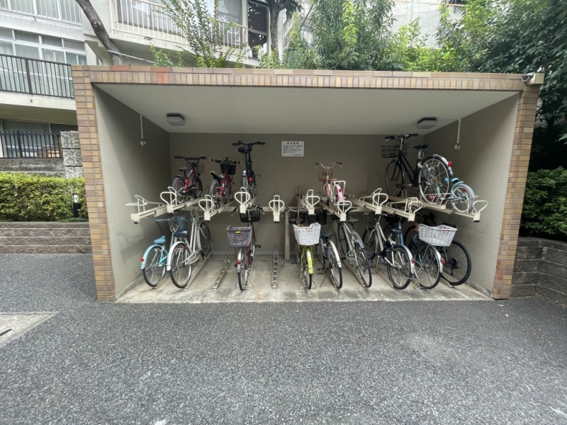 【駐輪場】敷地内にあるラック式の屋根付き駐輪場は、天候による汚れや日焼けによる劣化などから自転車を守ります。