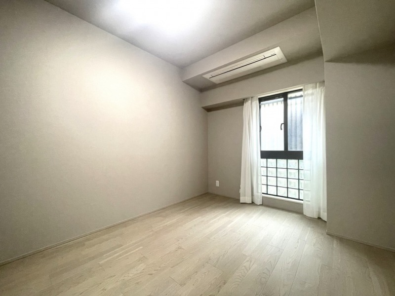 【洋室3：約5.7帖】南東向きの採光が注ぎ、どのお部屋にも行き来しやすい洋室です。勉強や作業にも集中できそうなお部屋です。ワークスペースやお子様のお部屋にもおすすめです。