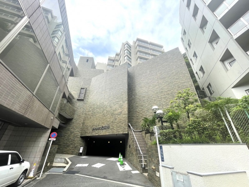 【外観】モザイクタイル張りのモダンで洗練された外観は、元麻布の街にふさわしい気品を漂わせます。細部にこだわったデザインが上質な暮らしを演出します。1983年10月築、安藤建設/日新建設施工、藤倉レック/タク・エンタープライズ旧分譲の地上8階建、総戸数71戸のヴィンテージマンションです。東京メトロ南北線・都営大江戸線「麻布十番」駅まで徒歩4分で、六本木や白金高輪方面へのアクセスが良好です。さらに日比谷線「六本木」駅も利用可能で、都内主要エリアへの移動がスムーズ。首都高速の出入口も近く、車での移動にも便利なロケーションです。「麻布十番商店街」まで至近で、「六本木ヒルズ」も近く、日常品～高級品までお買い物やグルメを気軽に楽しめます。近隣には「有栖川宮記念公園」が広がり、豊かな緑に癒される環境。大使館やインターナショナルスクールも点在し、国際的で洗練された雰囲気を感じられる街並みです。