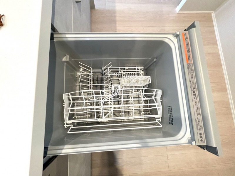 【キッチン：食洗機】ビルトイン食器洗浄乾燥機が付いているので、調理スペースも広く取れて節水効果もあり、家事の負担軽減も期待できます。