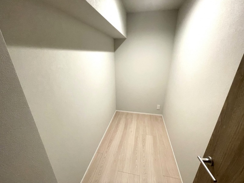 【FIC：約3.8帖】廊下には納戸があり、掃除機、ゴルフバッグやスキー板など大きなものも収納でき、または収納棚を設置して防災グッズや日用品のストック置き場としても重宝します。