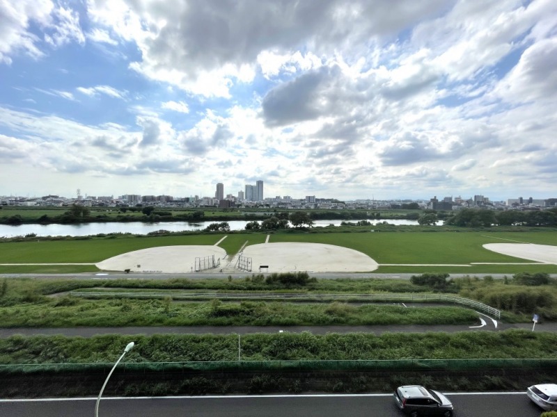 【住戸からの眺望】視線を遮るようなものはなにも無く、緑地と多摩川が一面に広がる開けたパノラマビューです。奥には川崎方面のタワーマンション群も望めます。開放感に溢れ、空色の移ろいも感じられる爽快な眺望です。