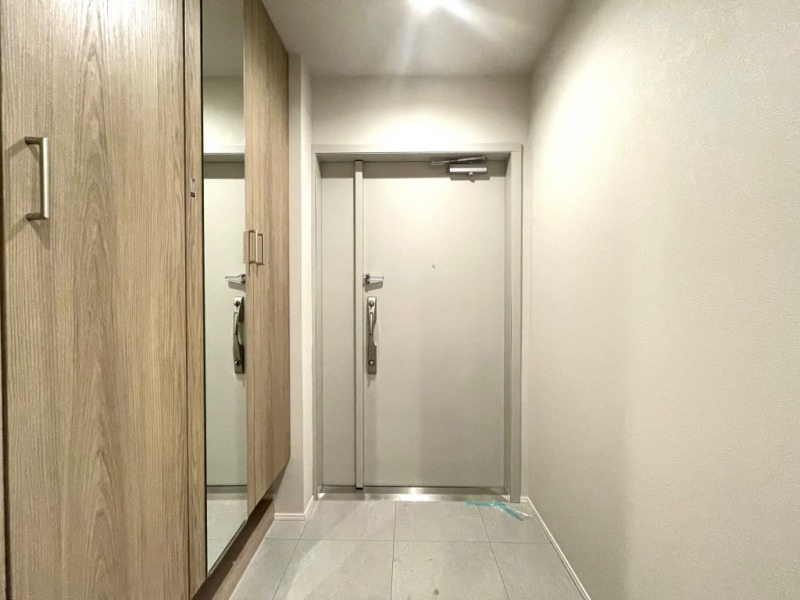【玄関】玄関は落ち着いた雰囲気です。高さのあるシューズクローゼットが設置されており、たっぷりのシューズが収納できます。フロートタイプなので、お掃除もしやすく玄関フロアもさらに広く感じられます。姿見も付いていて、お出掛け前の身だしなみチェックもできます。シューズインクローゼットも備えています。