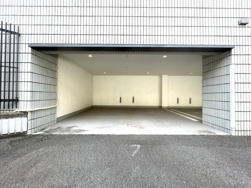 【駐車場】敷地内の乗り降りや入出庫しやすいビルトインの平置き駐車場で、天候による汚れや日焼けなどから大切なお車を守ります。