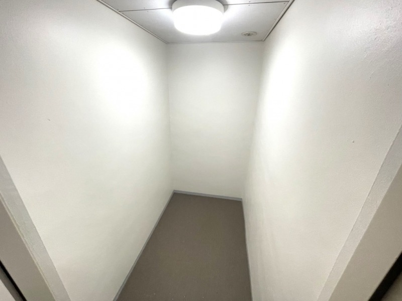【トランクルーム】トランクルームもあり、室内には持ち込みにくいアウトドアアイテムやベビーカーなどを収納するのに便利です。